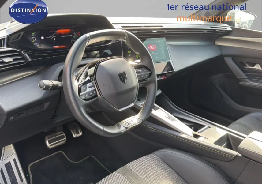 Vue intérieure côté conducteur de la Peugeot 408 GT 2025, volant cuir GT et tableau de bord numérique moderne.