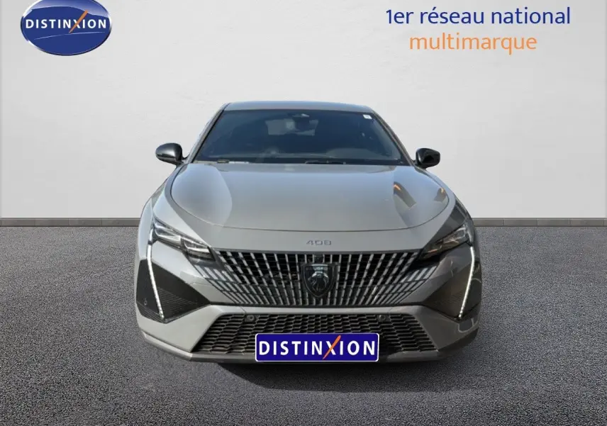 Vue avant frontale de la Peugeot 408 gris selenium metal avec calandre large et signature lumineuse LED verticale.