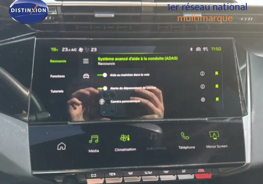 Écran tactile central du Peugeot 408 gris Selenium, affichant les options avancées d’aide à la conduite.