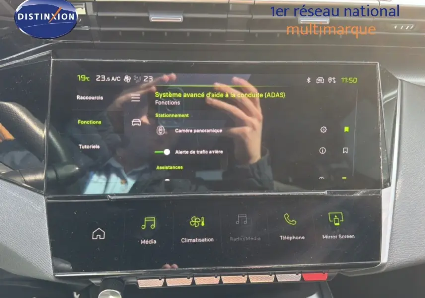 Vue rapprochée de l’écran tactile central du Peugeot 408 gris, affichant le système avancé d’aide à la conduite.
