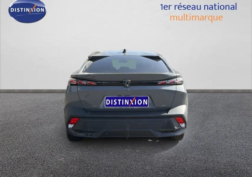 Vue arrière d'une Peugeot 408 gris selenium metal 2025 avec feux LED et logo distinctif GT visible.