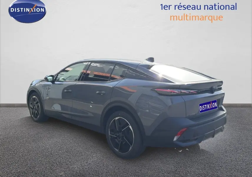 Vue 3/4 arrière droite d'une Peugeot 408 gris selenium métal avec jantes noires et feux arrière LED.