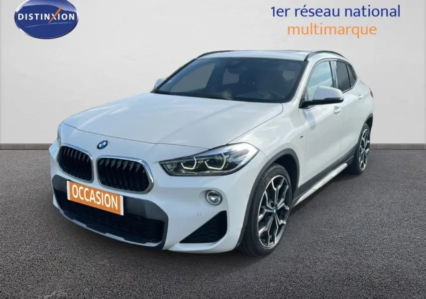 BMW X2 blanc vue 3/4 avant droit avec jantes alliage 19 pouces et toit ouvrant panoramique visible.