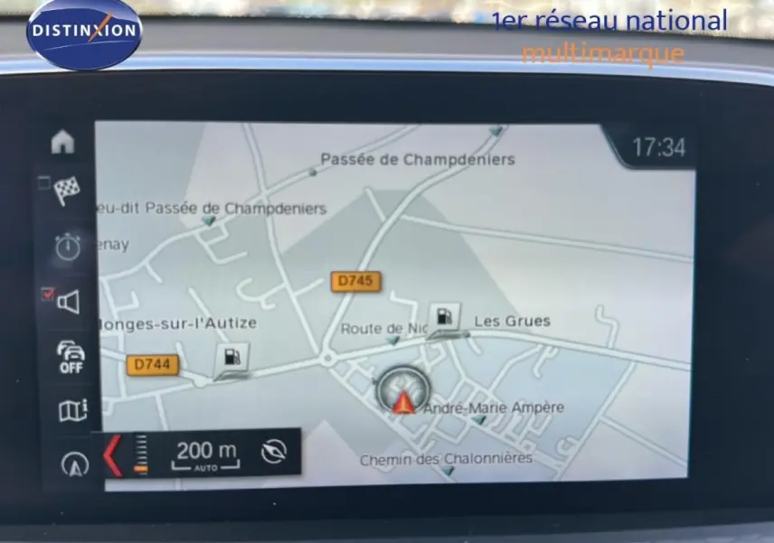 Écran GPS intérieur du BMW X2 blanc 2018, vue rapprochée du système de navigation multimédia.