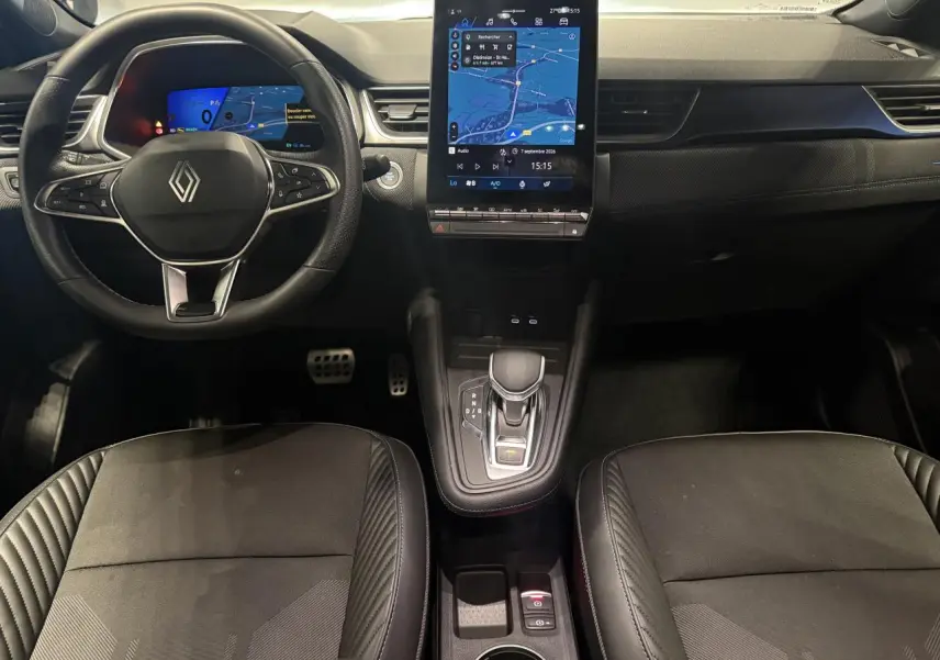 Vue intérieure avant de la Renault SYMBIOZ 1.6 E-Tech Hybride avec tableau de bord numérique et écran tactile vertical.