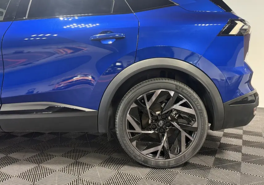Vue latérale droite sur la partie arrière du Renault SYMBIOZ bleu avec jante aluminium 19 pouces au design géométrique.