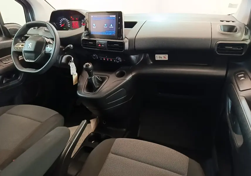 Vue intérieure du poste de conduite du Peugeot Partner blanc 2020, avec tableau de bord et écran tactile central.