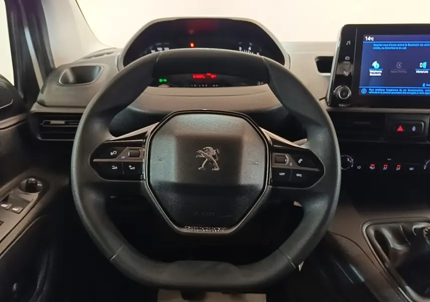 Vue intérieure centrée sur le volant noir du Peugeot Partner 2020 avec tableau de bord et écran tactile à droite.