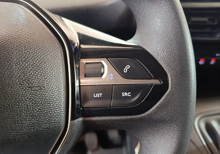 Gros plan sur les commandes au volant à droite du Peugeot Partner blanc, version BlueHDi 100 S&S Long Cabine App.