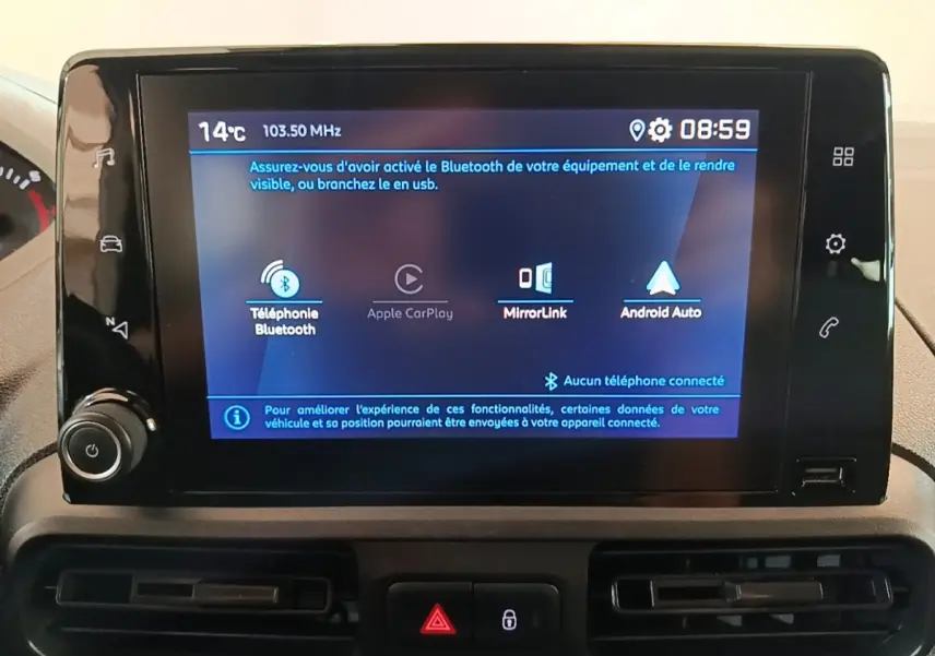 Écran tactile central du tableau de bord du Peugeot Partner 2020 affichant les options Bluetooth et Android Auto.