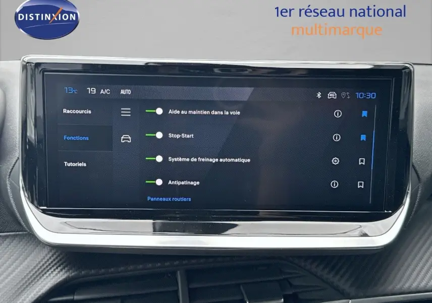 Écran tactile central du Peugeot 2008 Hybrid 136ch Allure 2025 affichant les aides à la conduite, intérieur noir.