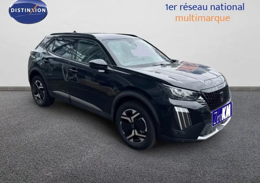 Peugeot 2008 Hybrid noir métal en 3/4 avant droit, avec calandre distinctive et jantes bi-ton modernes.