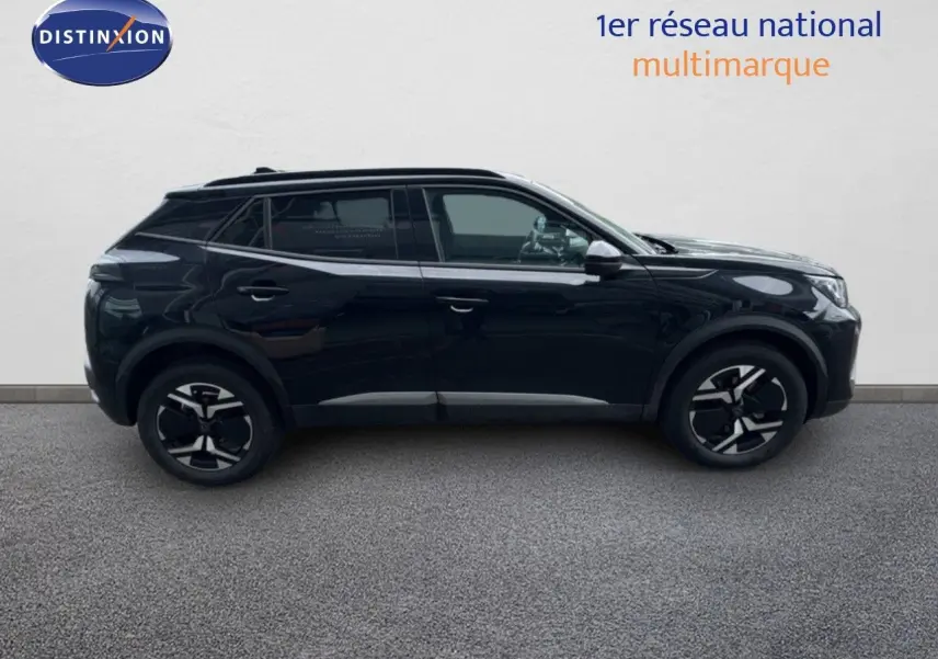 Profil côté droit d'un Peugeot 2008 HYBRID 136CH Allure noir métal avec jantes noires et toit panoramique.