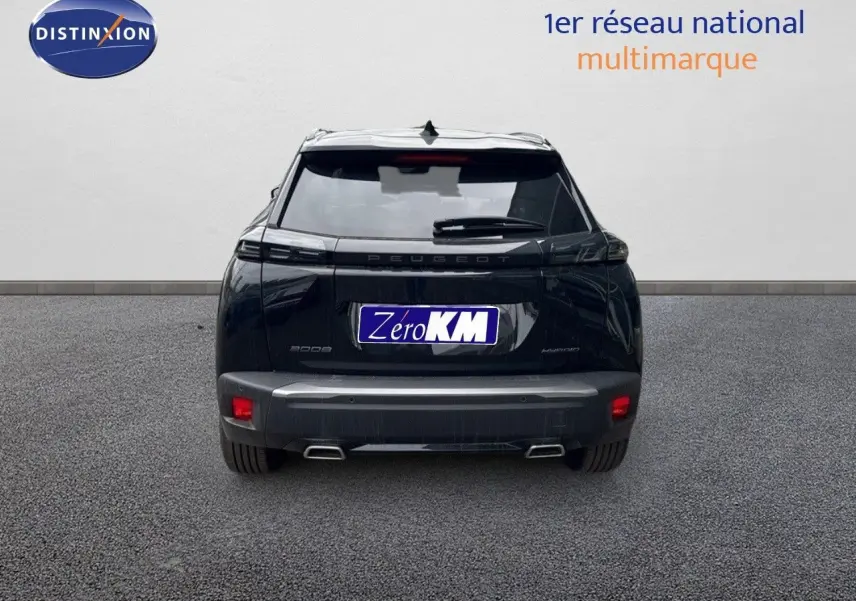 Vue arrière d'un Peugeot 2008 noir métal hybride 2025 avec feux LED et double sortie d'échappement chromée.