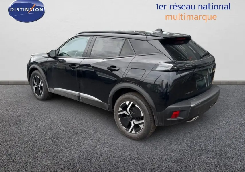 Peugeot 2008 Hybrid noir métal vue 3/4 arrière droit, soulignant ses jantes noires et détails modernes.