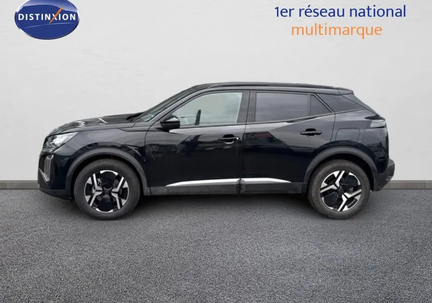 Peugeot 2008 Hybrid 136ch Allure noir métal vu de profil côté gauche, soulignant ses jantes bicolores et lignes modernes.