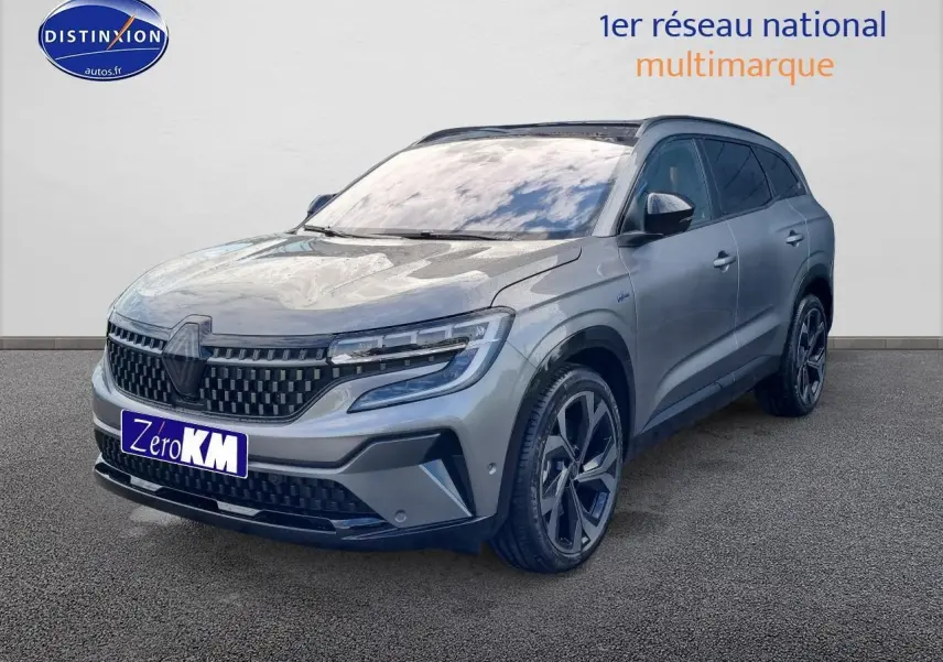 Renault Espace VI gris schiste en 3/4 avant droit avec calandre à damiers et jantes Daytona noir diamanté.