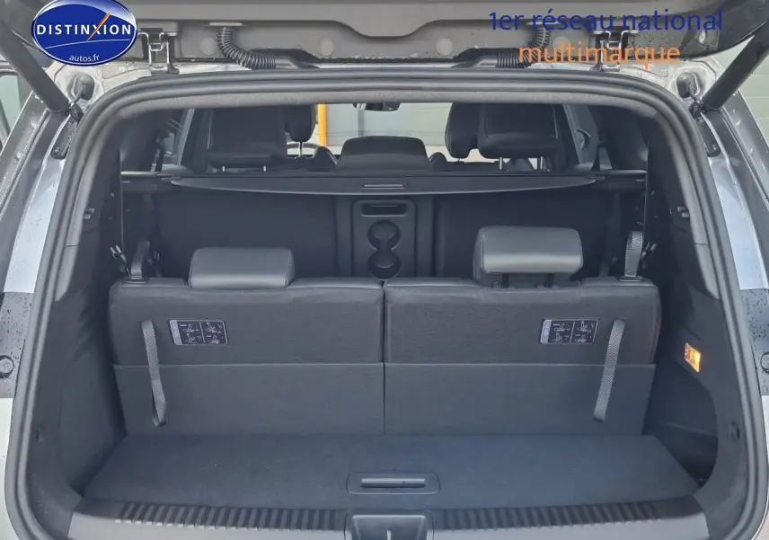 Coffre ouvert du Renault Espace VI gris schiste, vue arrière montrant la banquette 3e rangée et cache-bagages.