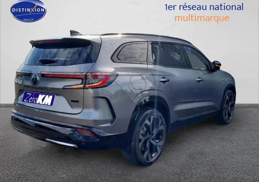 Vue 3/4 arrière droit du Renault Espace VI gris schiste avec feux arrière LED et jantes alliage 20 pouces.