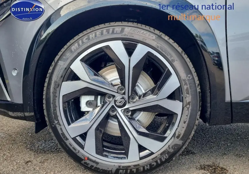 Gros plan sur la jante alliage noire et grise du côté avant droit du Renault Espace VI gris schiste 2025.