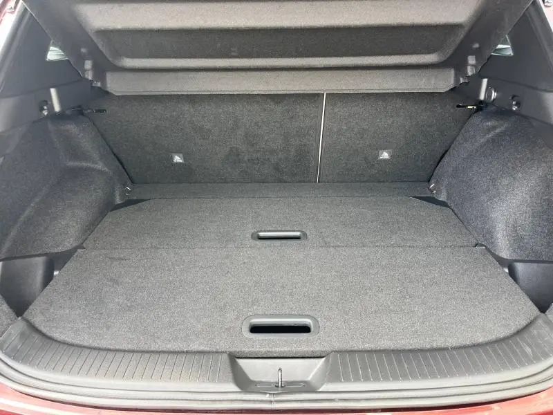 Coffre spacieux du Nissan Qashqai e-POWER 2023, vue intérieure arrière avec plancher modulable et finition noire.