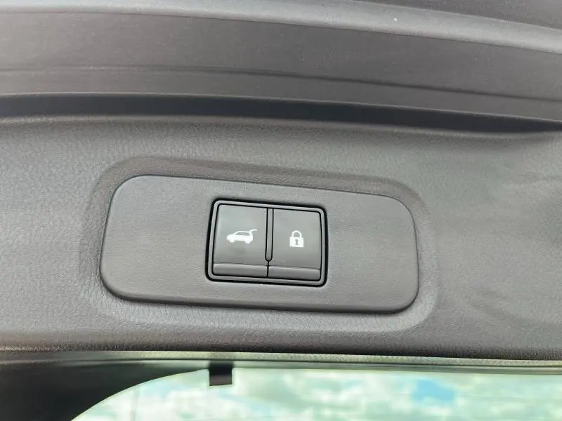 Boutons d'ouverture de coffre et de verrouillage intégrés dans le hayon du Nissan Qashqai e-POWER Rouge Passion 2023.