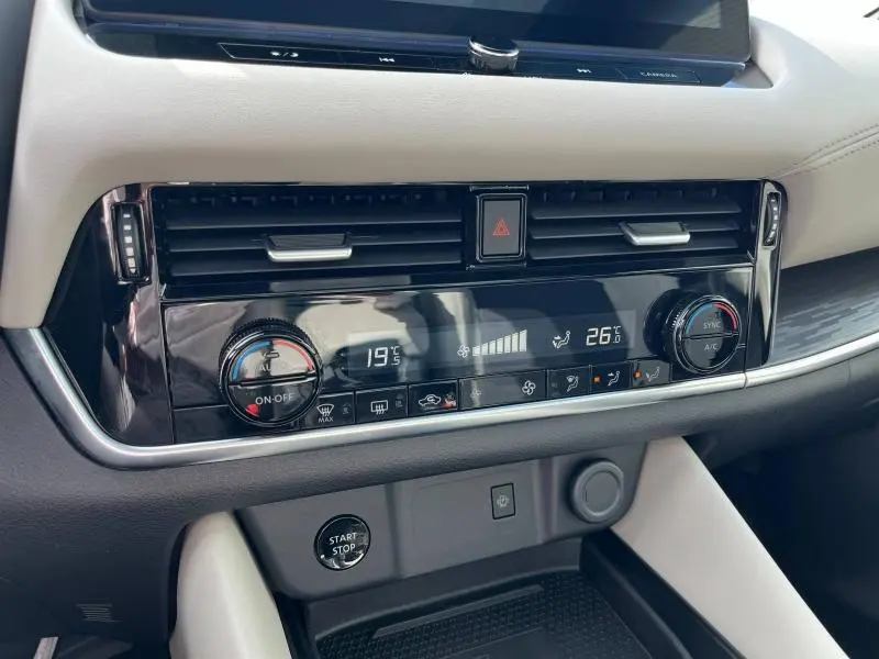 Détail de la console centrale du Nissan Qashqai e-POWER 2022, montrant la climatisation bi-zone et le bouton start/stop.