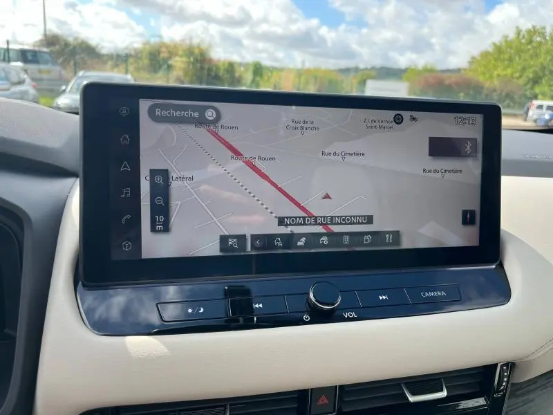 Écran tactile central du Nissan Qashqai e-POWER 2023 affichant la navigation GPS en plein jour.