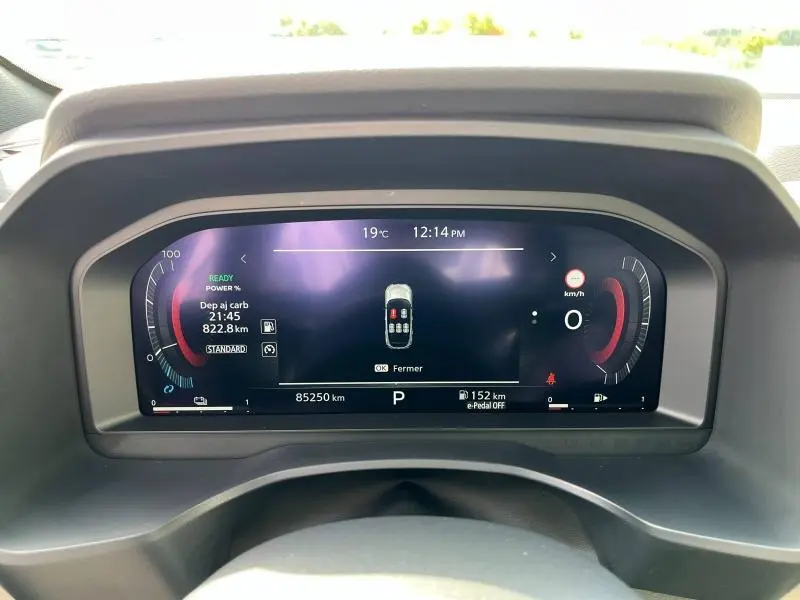 Tableau de bord numérique du Nissan Qashqai e-POWER 2023 affichant la vitesse, autonomie et température extérieure.