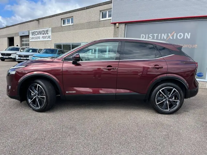 Nissan Qashqai e-POWER 2023 rouge Passion vue de profil côté gauche avec jantes alliage 19 pouces.