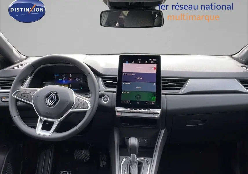 Intérieur Renault Captur E-Tech hybride 2025, vue frontale du tableau de bord avec écran tactile vertical et volant multifonction.