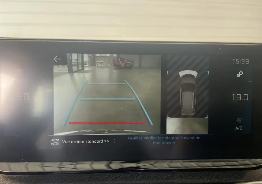 Écran de caméra de recul du Peugeot 3008 blanc nacré, affichant les lignes de guidage et vue 3D du véhicule.