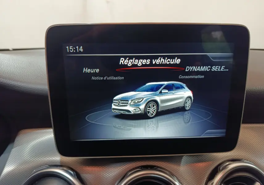 Écran central montrant une illustration 3D du Mercedes GLA gris clair en vue latérale droite.