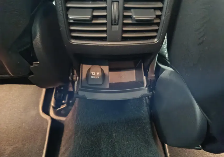 Prise 12V et rangement sous les aérateurs arrière du Mercedes GLA 200 d Business Executive gris clair, vue intérieure arrière.