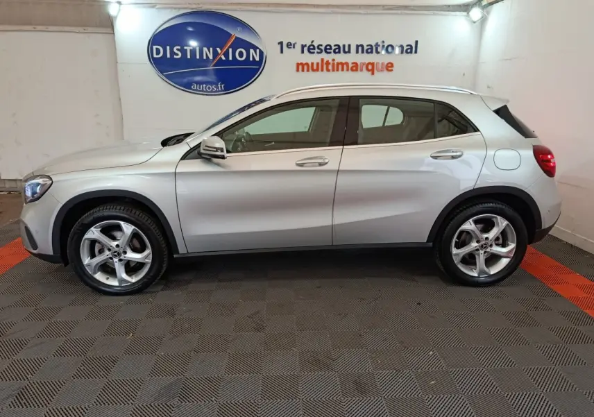 Profil droit d'un Mercedes GLA 200 d Business Executive gris clair, avec jantes alliage et rétroviseurs électriques.