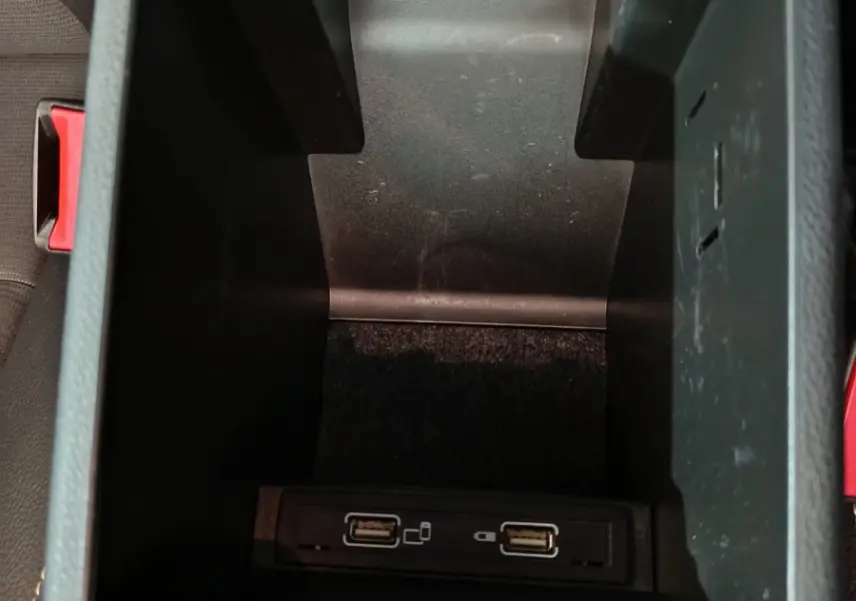 Vue rapprochée de la console centrale intérieure noire du Mercedes GLA 200 d Business Executive avec ports USB visibles.