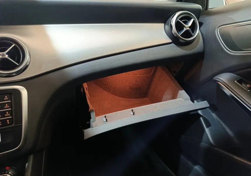 Intérieur du Mercedes GLA 200 d 2018, vue côté passager sur boîte à gants ouverte et aérateurs ronds chromés.