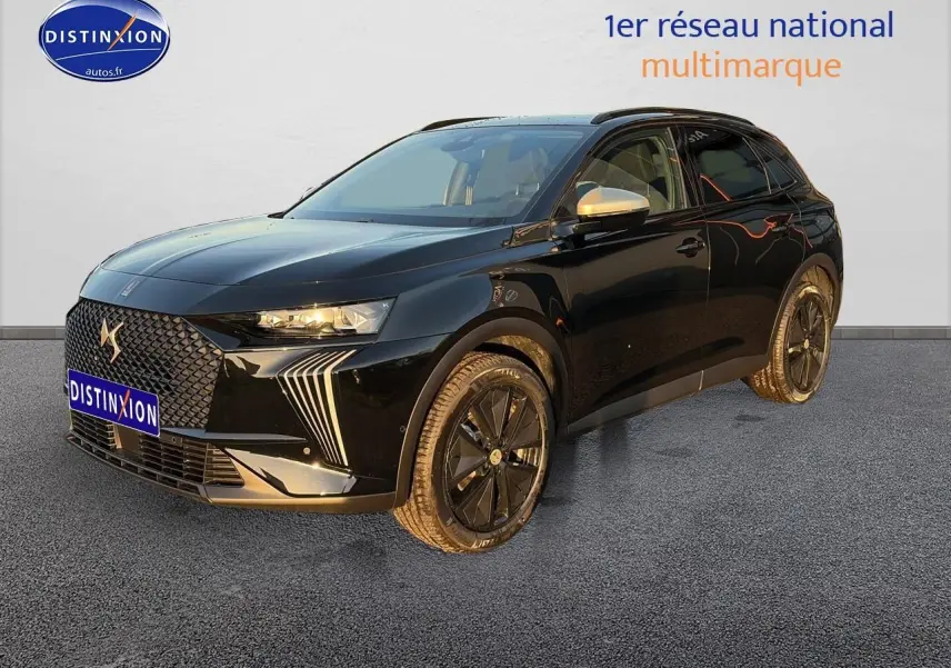 DS7 noir vue 3/4 avant droit, calandre distinctive DS et jantes alliage noires brillantes.