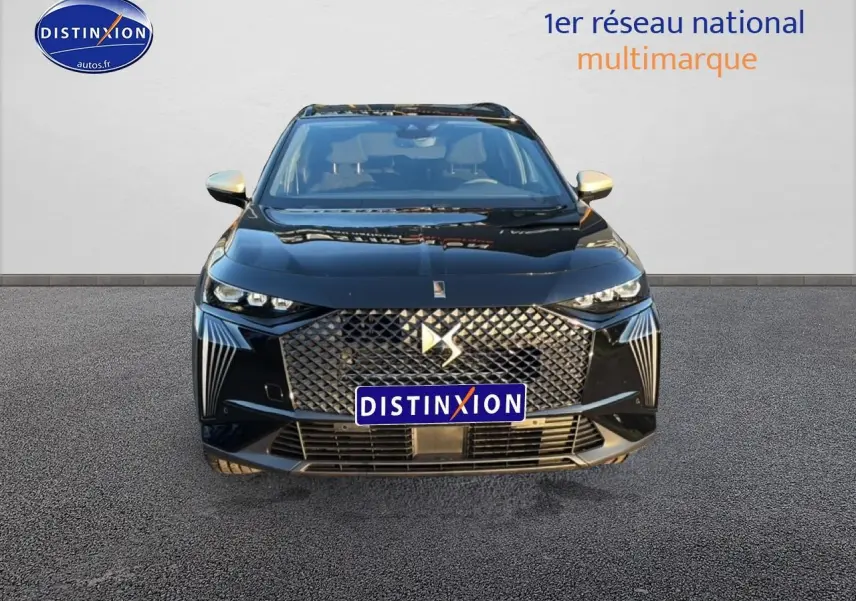 Vue de face du DS7 noir avec sa calandre distinctive et ses phares LED fins et anguleux.