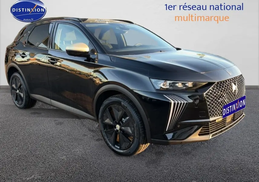DS7 noir vue 3/4 avant droit, calandre distinctive et jantes noires brillantes visibles.