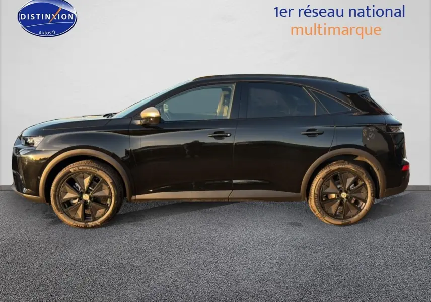 Vue latérale gauche d’un DS7 noir 2026 avec jantes alliage noires et rétroviseurs dorés contrastants.