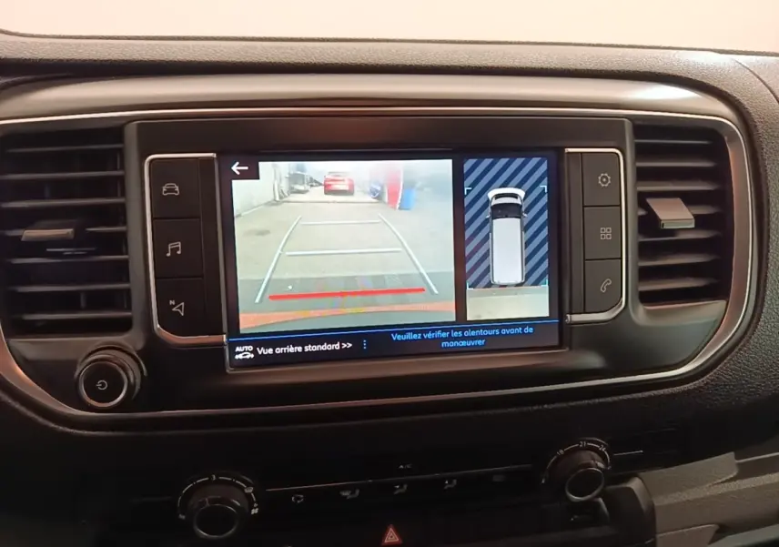 Écran tactile central du Peugeot Expert Fourgon 2020 montrant la caméra de recul et l'affichage de l'aide au stationnement.