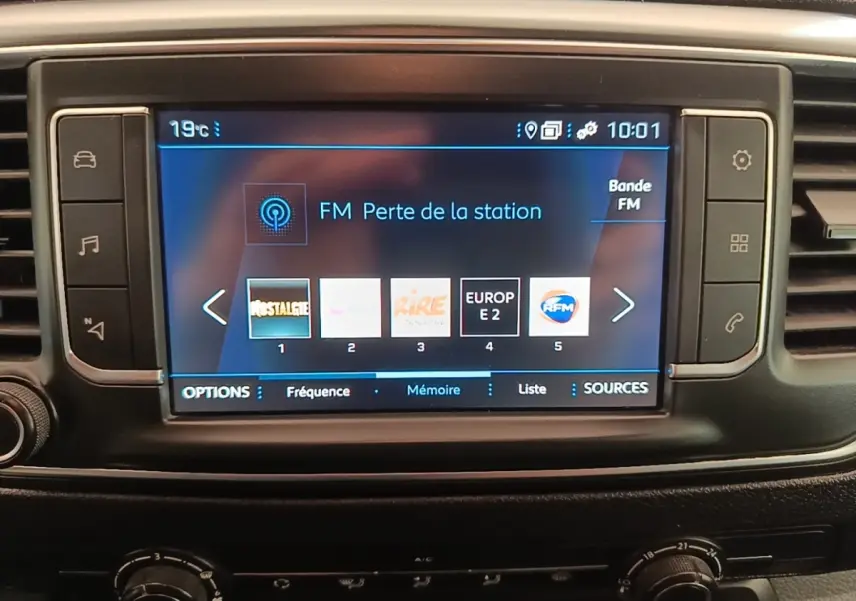 Écran tactile central du tableau de bord du Peugeot Expert Fourgon blanc, affichant les options radio FM.