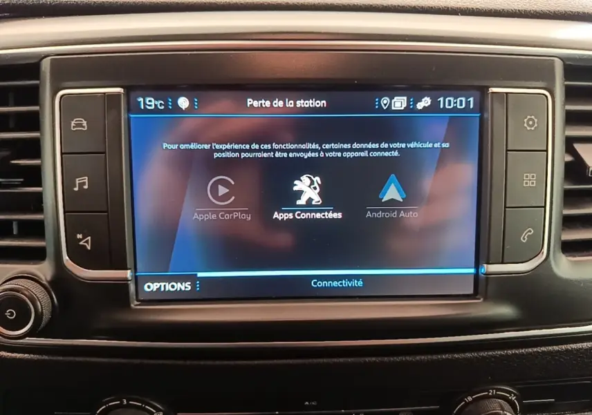 Écran tactile central du tableau de bord du Peugeot Expert Fourgon blanc, affichant les options Apple CarPlay et Android Auto.