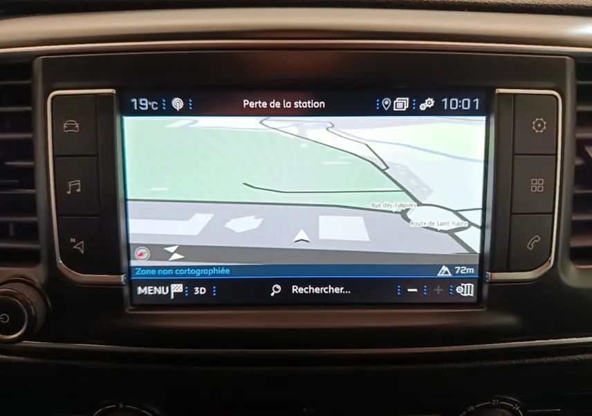 Écran tactile 7 pouces du système de navigation du Peugeot Expert Fourgon blanc, vue intérieure frontale.