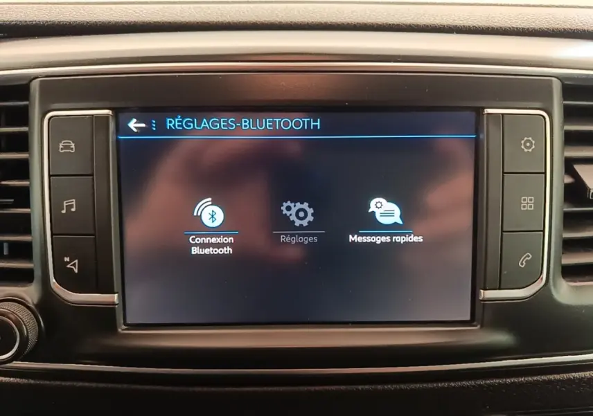 Peugeot Expert Fourgon blanc vu de face, mettant en valeur la calandre et les phares halogènes.