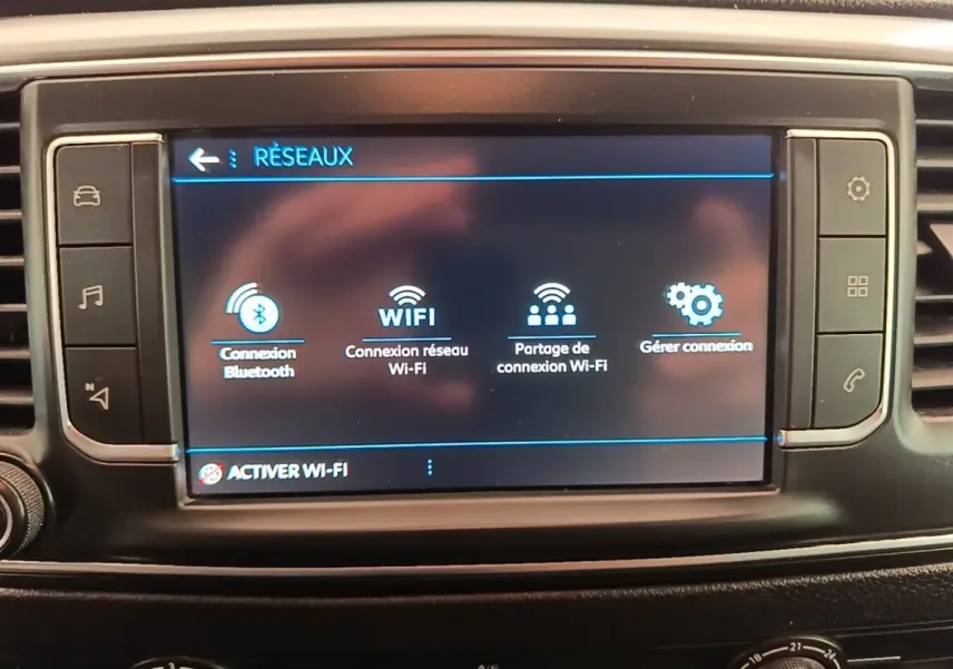 Écran tactile central du Peugeot Expert Fourgon 2020 montrant les options de connexion Bluetooth et Wi-Fi.