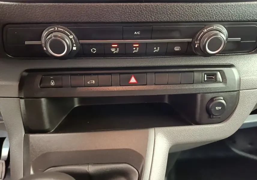 Tableau de bord du Peugeot Expert Fourgon 2020, vue rapprochée des commandes de climatisation et boutons centraux.