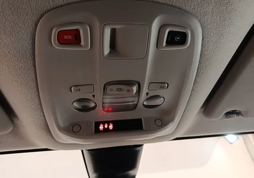 Plafonnier intérieur avec commandes d’éclairage et bouton SOS, vue en contre-plongée depuis l’habitacle du Peugeot Expert Fourgon blanc.