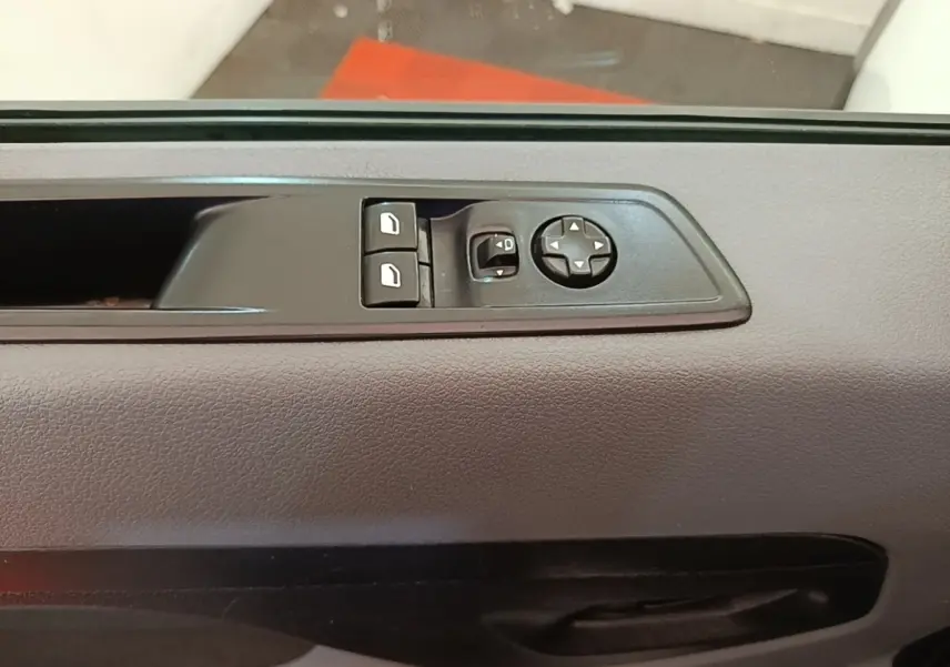 Gros plan sur la commande des vitres et rétroviseurs côté conducteur du Peugeot Expert Fourgon blanc, version 2020.